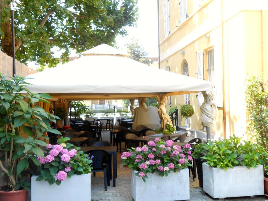 Mastroianni's Bed&Bistrò Parma Exterior foto